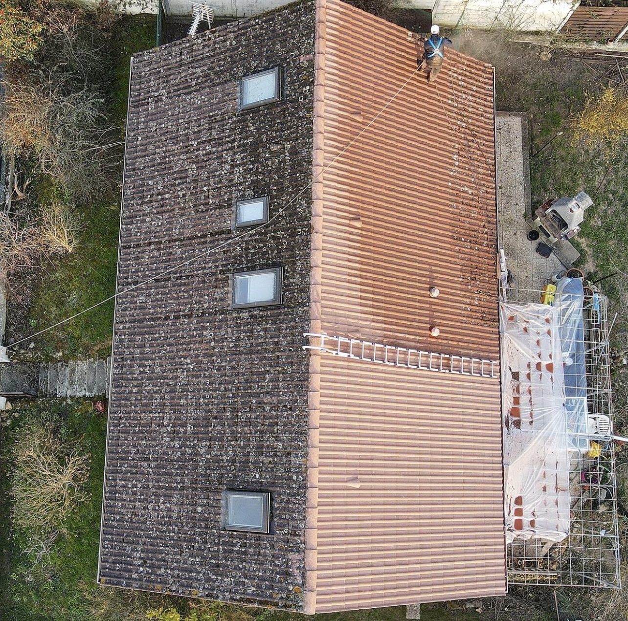 Avant après d'un démoussage complet de couverture