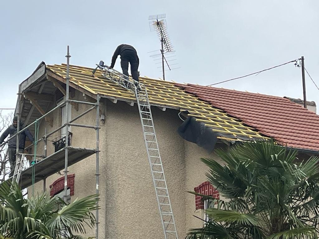 Mise en place d'une couverture neuve remplacement de toiture abimé