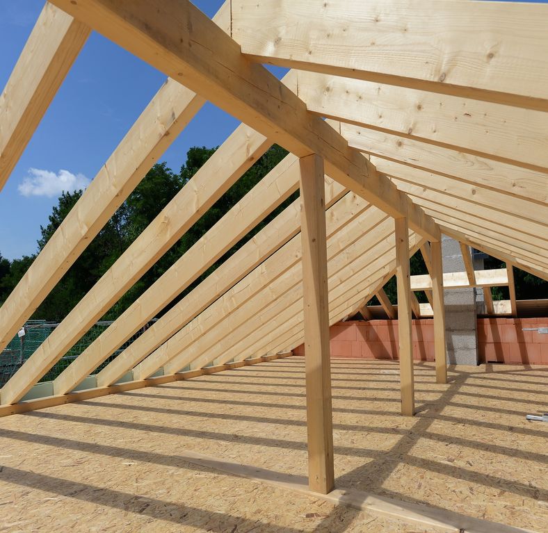 Chantier de charpente avec artisan charpentier