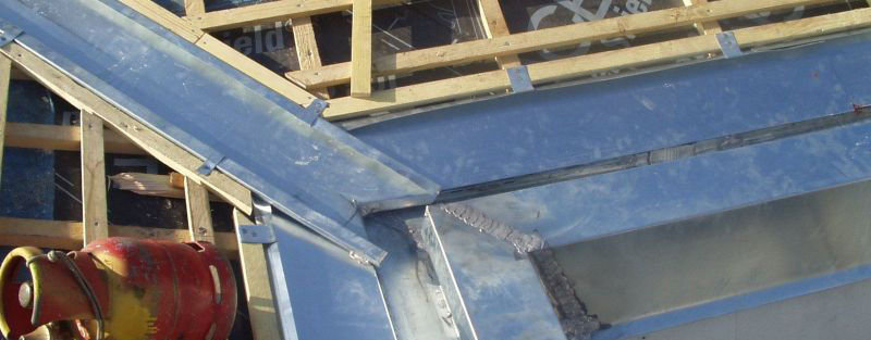Travaux de soudure sur zinguerie en chantier de rénovation